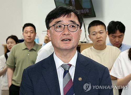 기재차관 "경제 유례없이 어려워…추경, 속도감 있게 진행"_박준형
