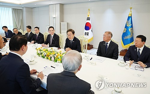 李대통령 "실용·유연한 통상 정책으로 위기 극복…관세 실무협의 속도"_정지서