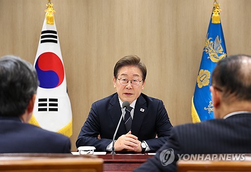 李대통령 "외부 충격에 우리 경제 피해 없게 철저히 감독"_정지서