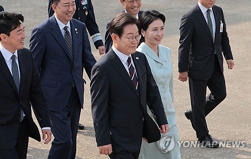'첫 순방' G7 정상회의 참석차 출국하는 이재명 대통령