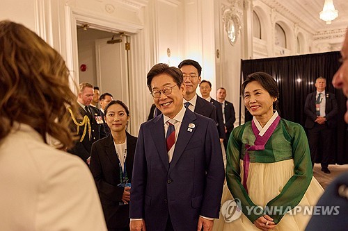 한복으로 눈길 끈 김혜경 여사…G7에서 '영부인 외교' 데뷔_정지서