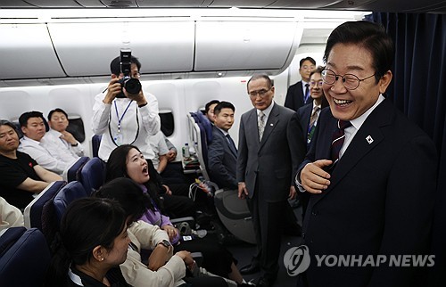 이재명 대통령, G7 귀국길 1호기 기자간담회