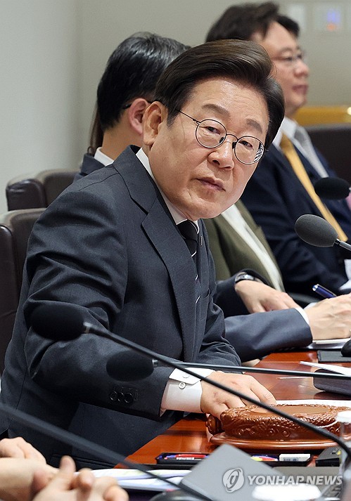 李대통령 "코스피 3,000 넘어 새로운 성장시대 가면 좋겠다"_황남경