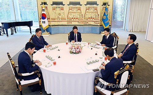 국민의힘 비대위원장 발언 듣는 이재명 대통령