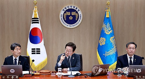 李대통령 "위기가 취약계층에 피해 가중 안되게 세심히 배려해야"_정지서