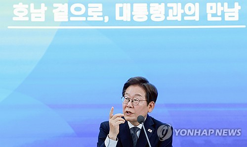 李대통령, 광주 찾아 '광폭 소통'…"결론 안 나도 해결 단초 찾아보자"_정지서
