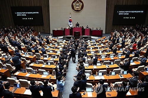 의원들과 인사하는 이재명 대통령