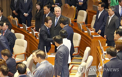 李대통령, 두 번째 국회 방문…野 향해 몸낮추고 '협조' 당부_정지서