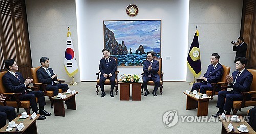 국회 찾은 李대통령 "제가 이제 을이라 각별히 잘 부탁드린다"_정지서