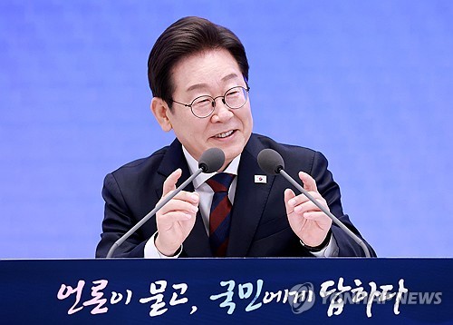 李대통령, 11일 '취임 100일' 기자회견…성장 비전 밝힌다(종합)_황남경