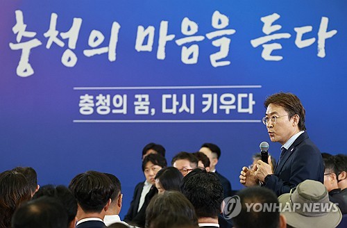 李대통령, 대출규제 만든 금융위 사무처장 칭찬…"아주 잘하셨어요"_정지서