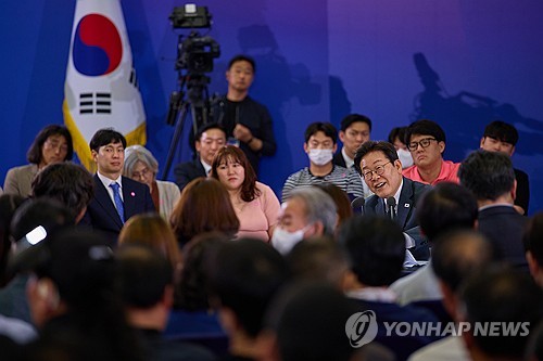李대통령 지지율 첫 60%대 돌파…국힘 20%대로 떨어져[리얼미터]_황남경