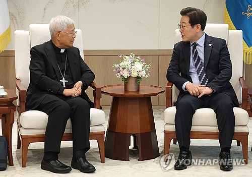유흥식 추기경 만난 李대통령…"교황 오실 때 北 들르면 어떨까"(종합)_정지서