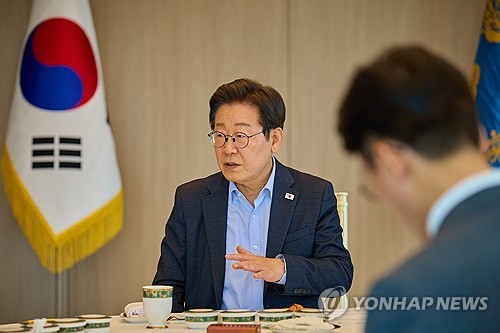 李대통령 "재정 너무 어려워 20조 국채 발행할 수밖에 없었다"(종합)_황남경
