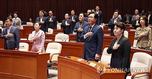 국기에 경례하는 송언석 비대위원장과 윤희숙 혁신위원장