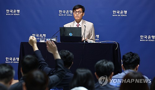 이창용 "금통위원 4명, 3개월 내 추가 인하 열어놔"(종합)_손지현