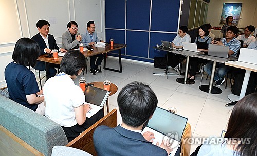 이한주 국정기획위원장, 기자간담회서 발언