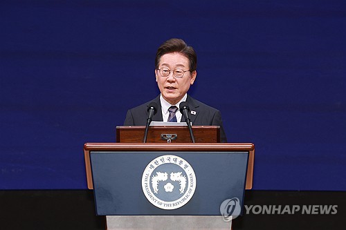李대통령 "민주주의가 밥 먹여준다는 사실 증명해야"_정지서