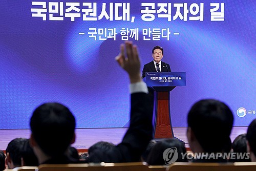 李대통령, 예비 사무관들에 "여러분 손에 사람들 목숨 달려 있어"_황남경