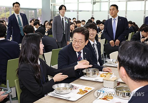 예비 5급 공무원과 오찬 자리 갖는 이재명 대통령
