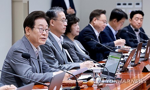 李대통령 "재정 적극 역할 중요하지만 나라 살림 여력 많지 않아"_정지서