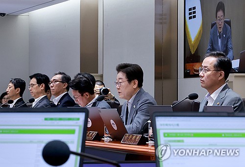 李대통령 "공공일자리에 최저임금 아닌 적정임금 지급 검토"_황남경