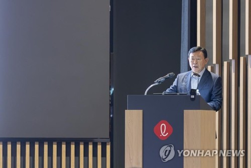 롯데 신동빈 회장, 계열사 7곳서 보수 99억…전년비 16.2%↓_김용갑