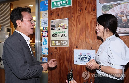 민생회복 소비쿠폰 신청 첫 날, 식당 찾은 김민석 총리