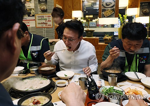金총리, 소비쿠폰 시행 첫 날 환경공무관과 순댓국 조찬_정지서