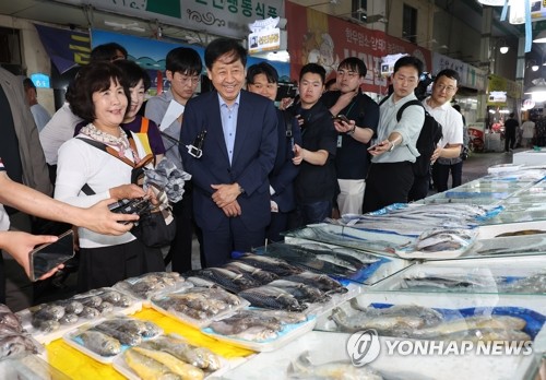 구윤철, 소비쿠폰 첫날 전통시장 현장점검…"시장에 돈이 돌아야"_박준형