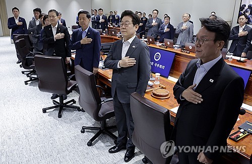 李대통령, 의원 출신 장관들에 "더 긴장하라" 엄포_정지서