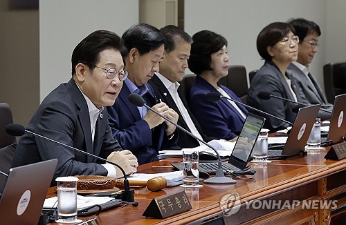 李대통령 "공직사회, 신상필벌 중요…정신 나간 공직자 엄히 단속"_정지서