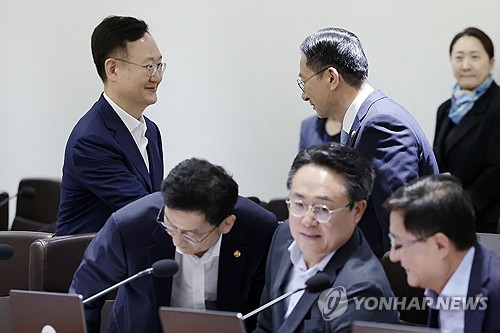 인사하는 정성호 법무부 장관과 봉욱 민정수석