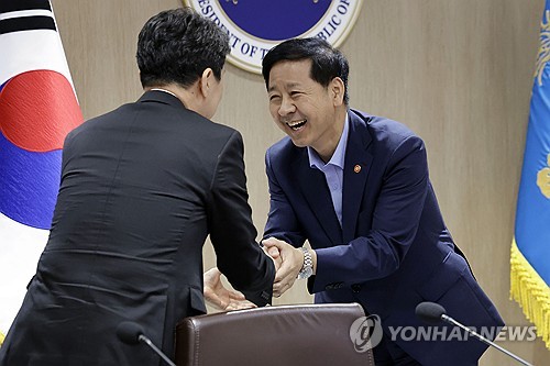 인사하는 구윤철 경제부총리 겸 기획재정부 장관