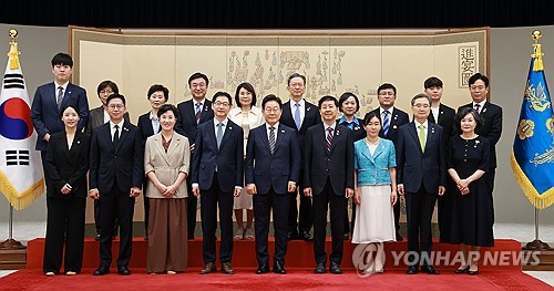 李대통령, 취임 후 두 번째 임명식…"공직자 열심이면 국민이 편해"(종합)_정지서