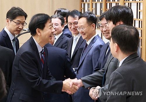 구윤철 경제부총리, 대통령실 경제 참모들과 인사