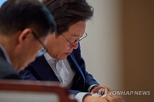 해수부 부산이전 찬성 61%…李대통령, 中전승절 참석 찬성 48%_황남경