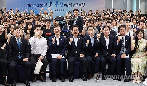 이재명 대통령, 부산 타운홀미팅 참석자와 함께