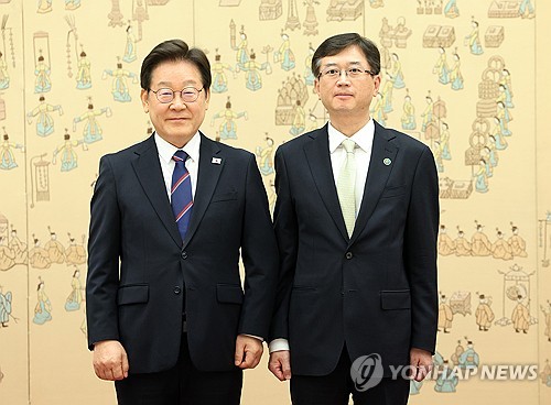 이재명 대통령, 오영준 헌법재판관 임명장 수여