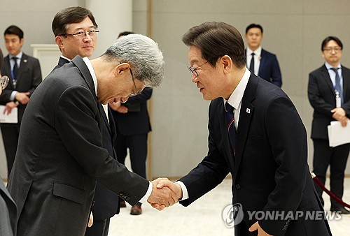 李대통령, 김상환·오영준에 임명장…헌재 '9인 완전체' 복귀_정지서