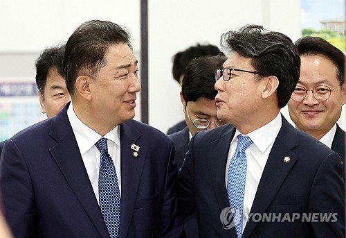 대화하는 김병기-진성준