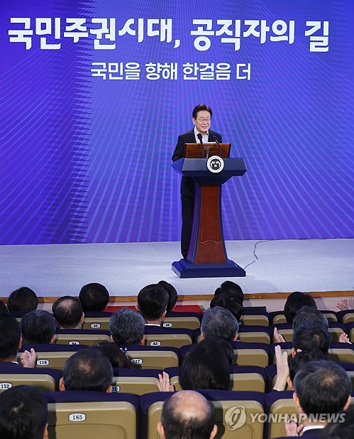 李대통령 "공직자 인사에 제일 중요한 것은 방향성·성실함·능력"_정지서