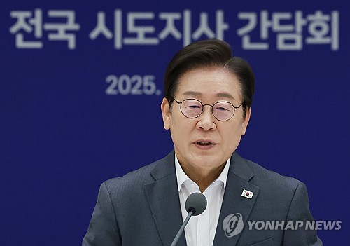 17개 시도지사 만난 李대통령 "국민 생명 안전 지방정부 역할 커"_정지서