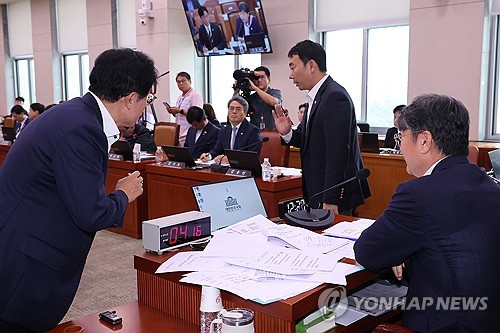 대화하는 법사위 위원장과 여야 간사