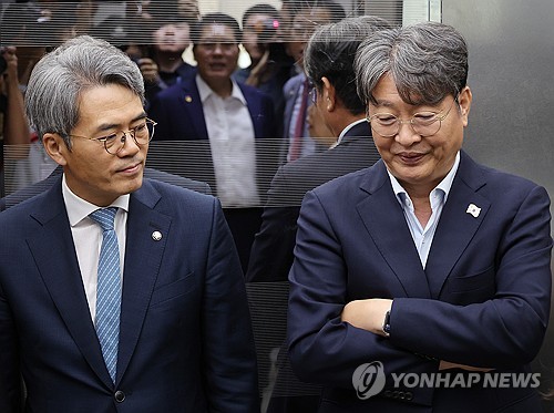 국민의힘 항의받는 이춘석 위원장