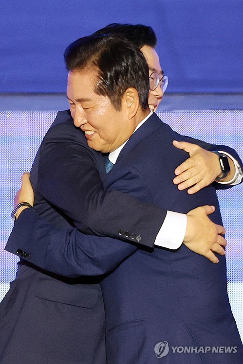 박찬대 후보와 포옹하는 정청래 신임 당대표