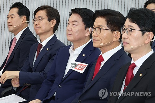 송언석 비대위원장 발언 듣는 당대표 후보들