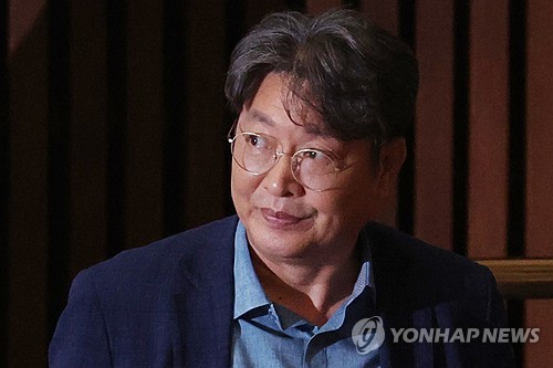 차명 주식거래 의혹받는 이춘석 의원 본회의 출석
