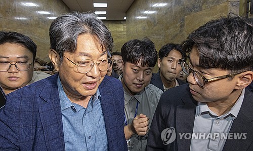 이춘석 "당에 부담드릴 수 없어 탈당…반성·성찰하겠다"_황남경