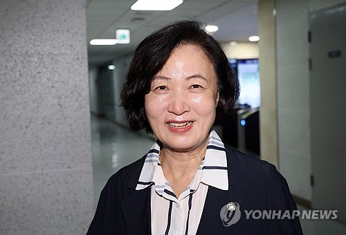 '법사위원장 내정' 추미애, 국방위서 빠지고 법사위로 보임_온다예